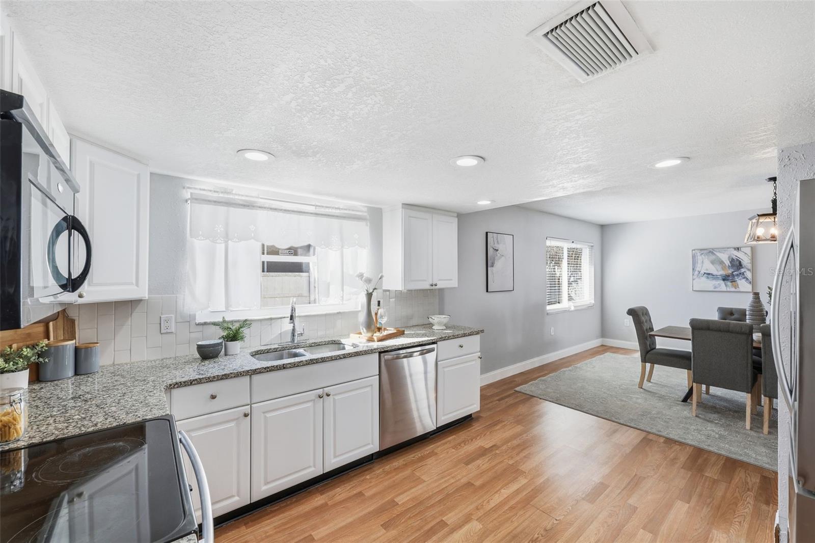 KITCHEN/ DINING ROOM COMBO