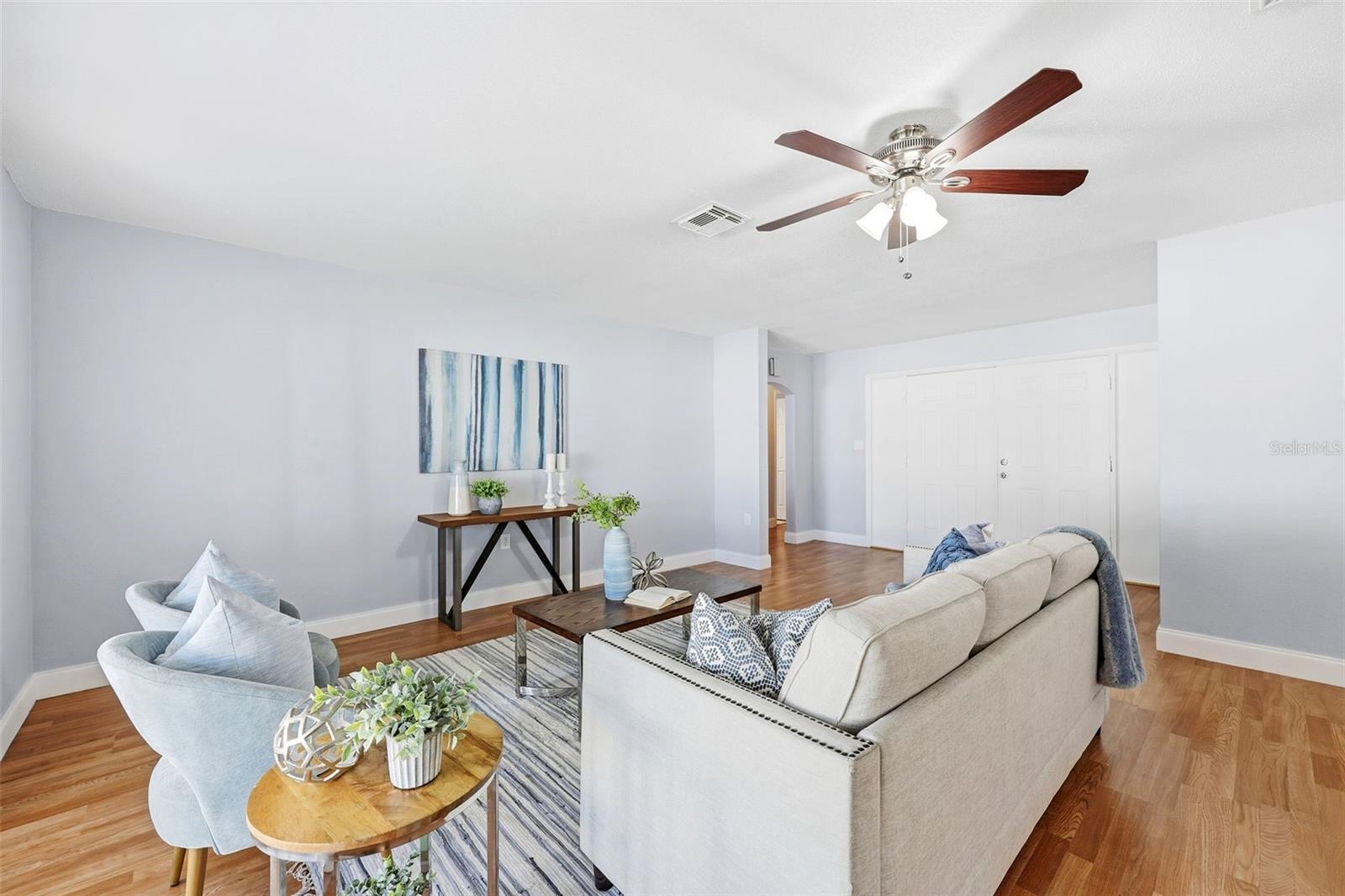 FRONT ENTRANCE WITH ACCESS TO BEDROOMS ON THE RIGHT