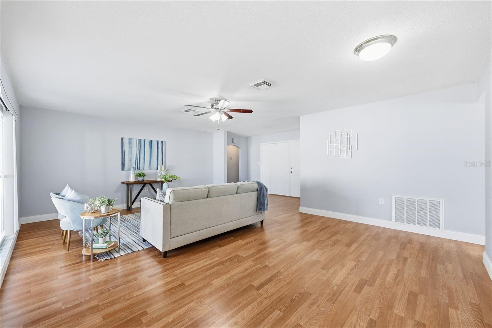 BEAUTIFUL LAMINATE FLOORING THROUGHOUT