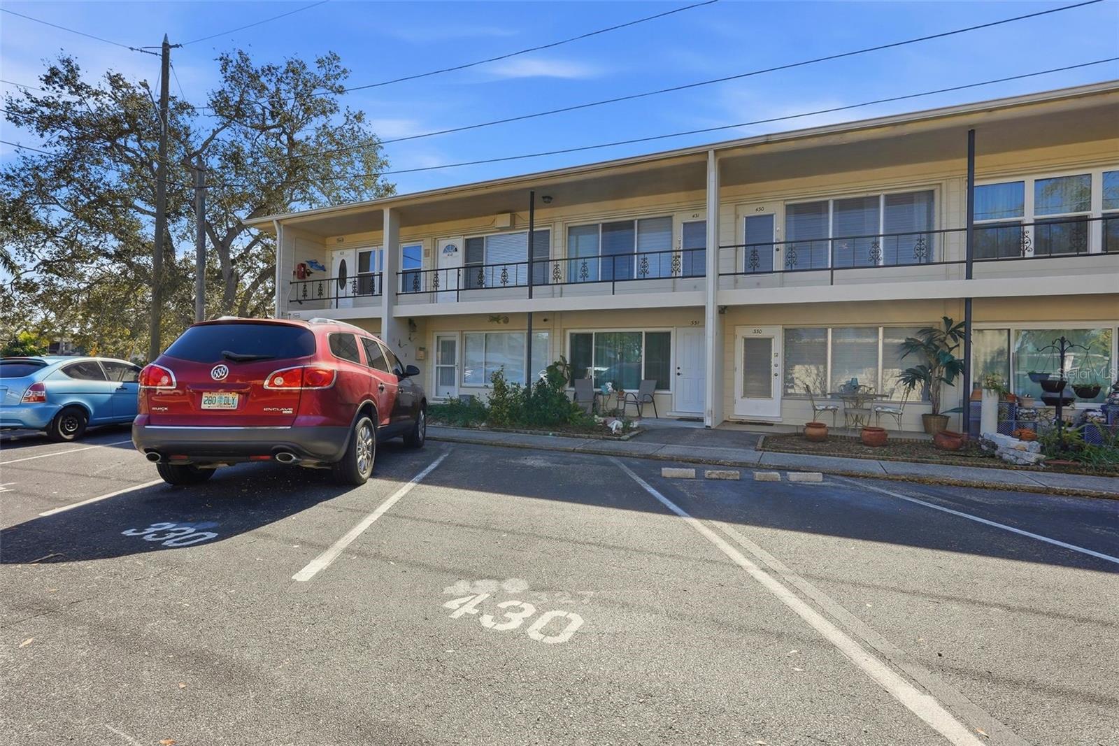 Welcome home to unit #430 in Clearview Oaks