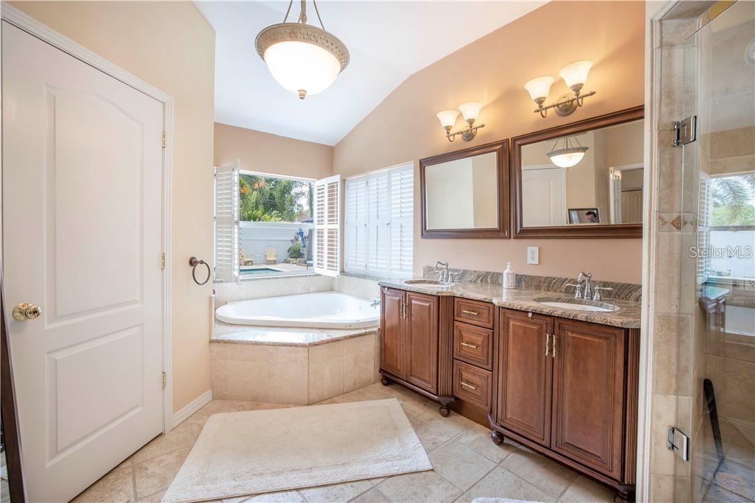 Spa tub & double vanity