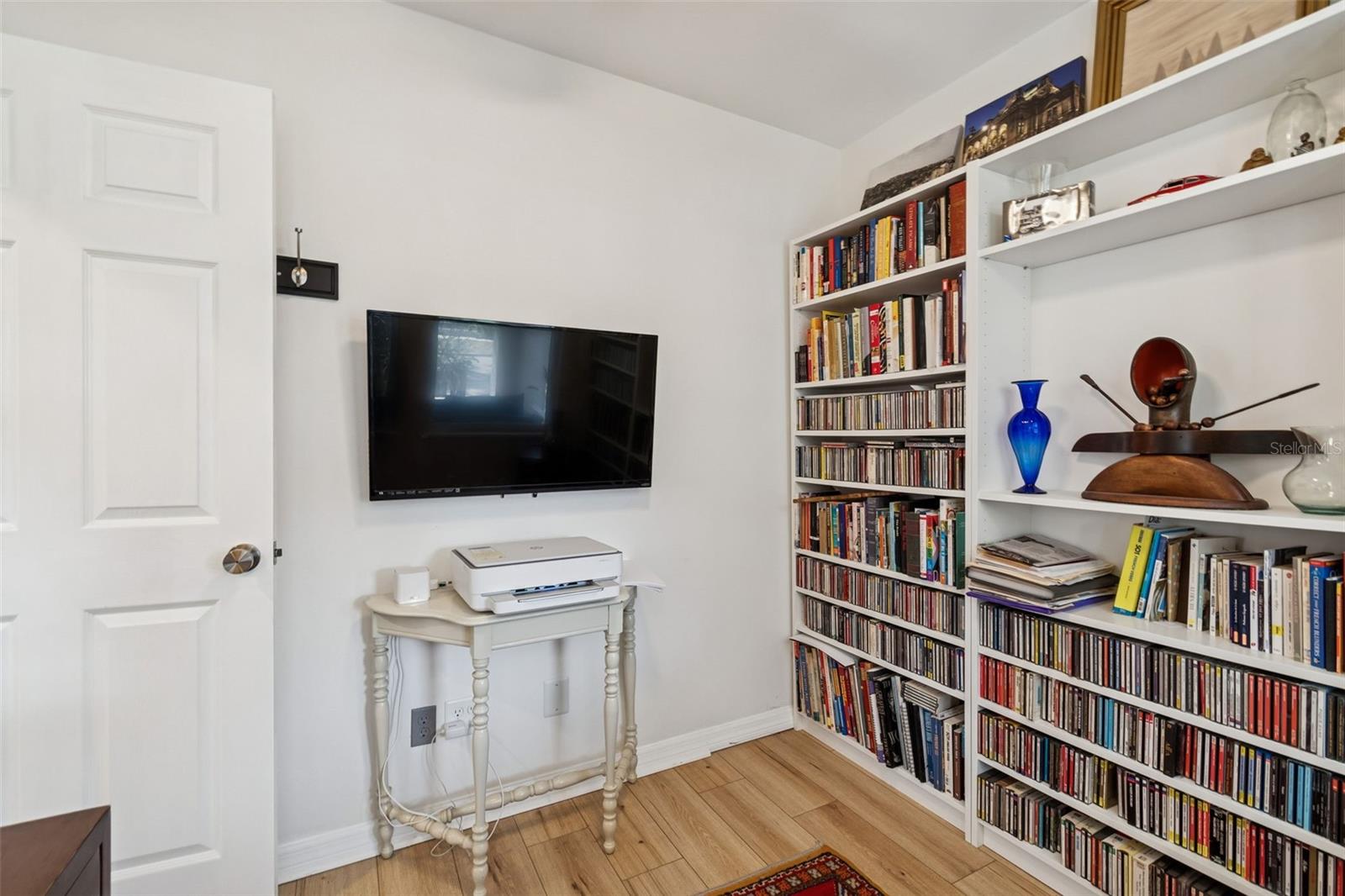 Front bdrm-note the built-in case