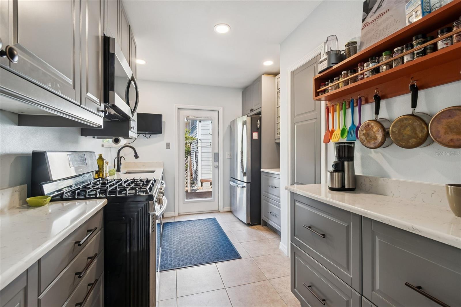 Welcome to the kitchen. Note the beautiful countertops
