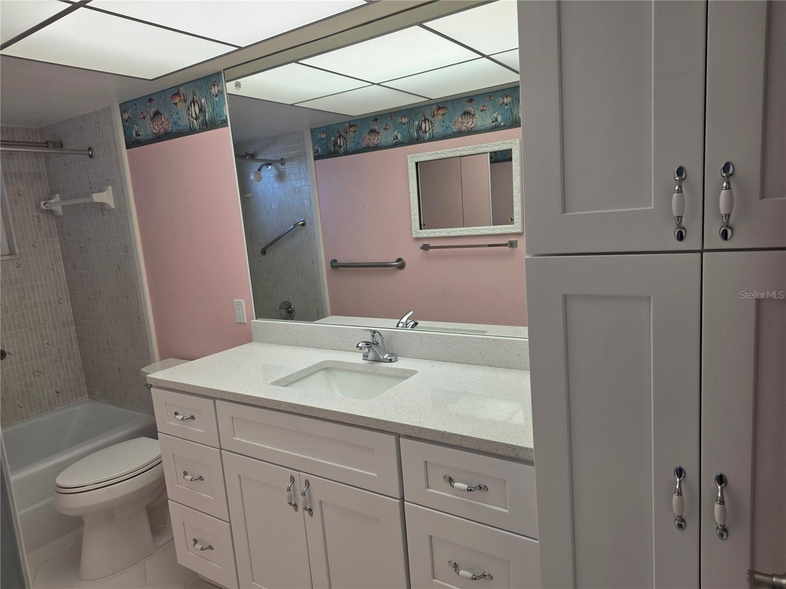 2nd Bathroom with tub