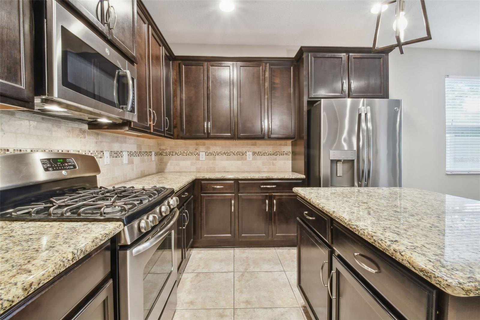 Gas Range w/ Overhead Microwave