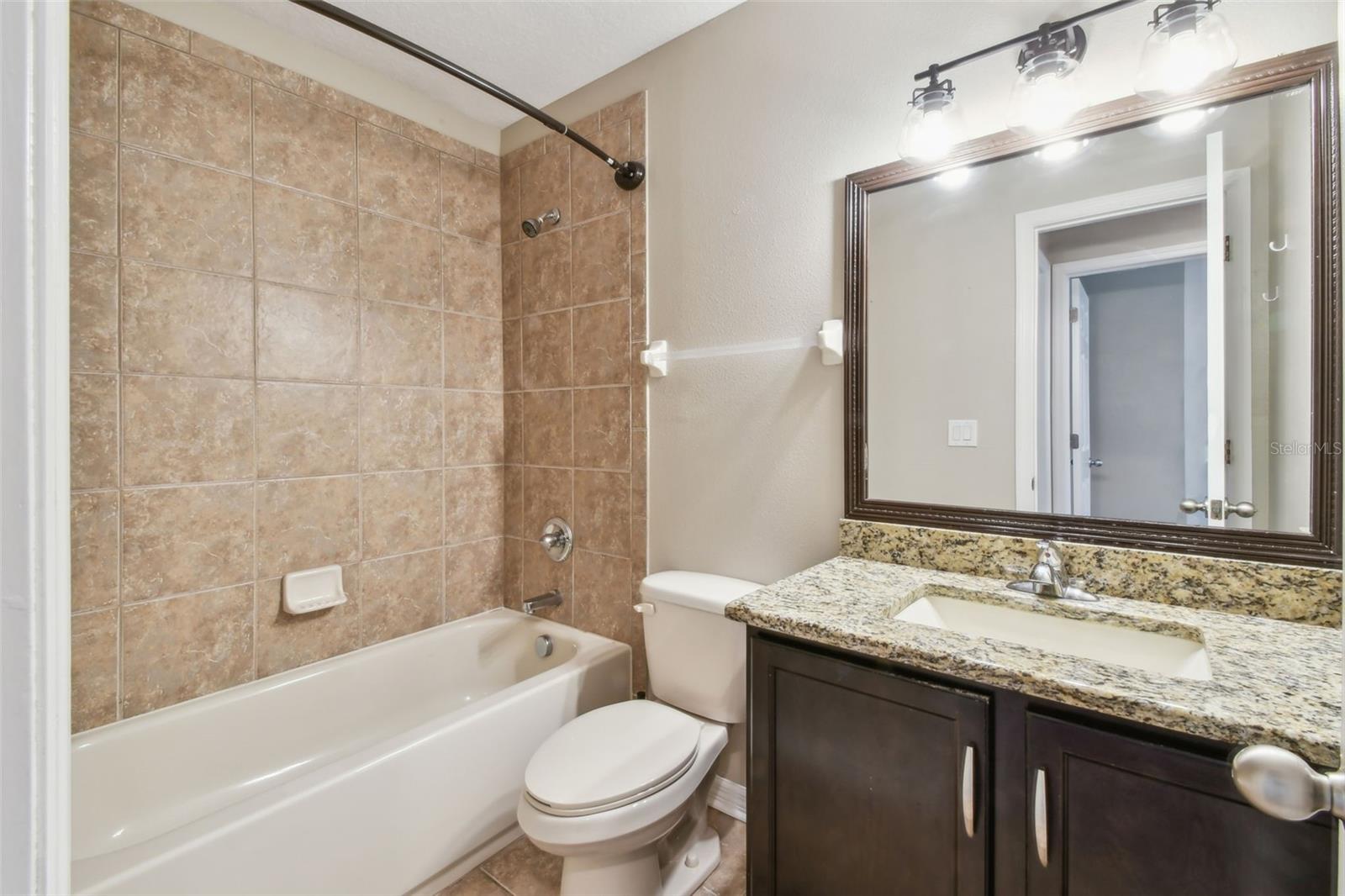 Secondary Bath w Tub/shower