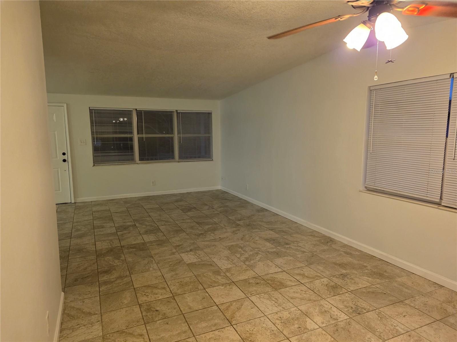 Large Great room 25 ft x 11 wide