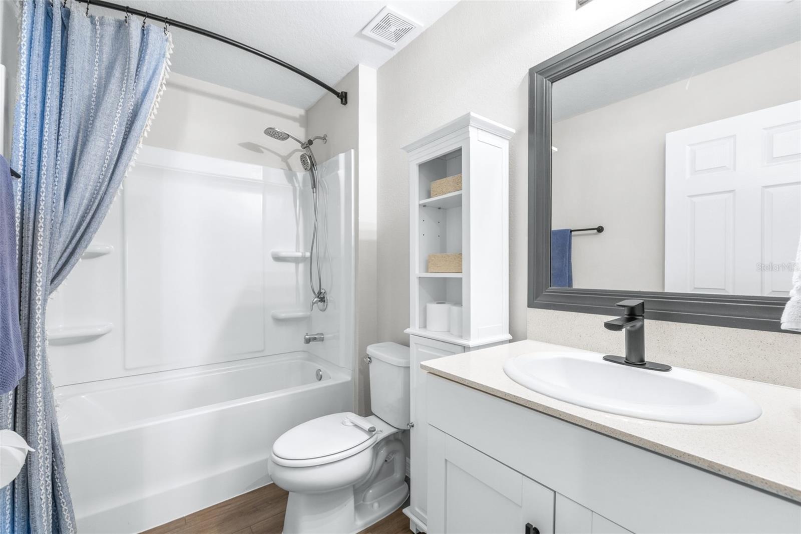 Secondary Bathroom (upstairs)