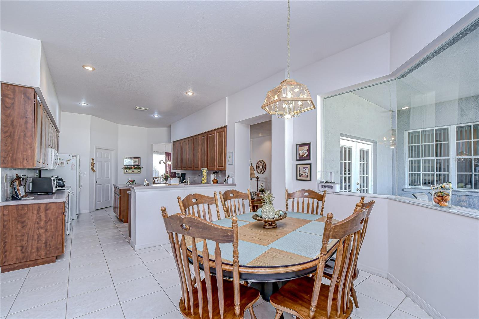 Bright breakfast nook with seamless window!