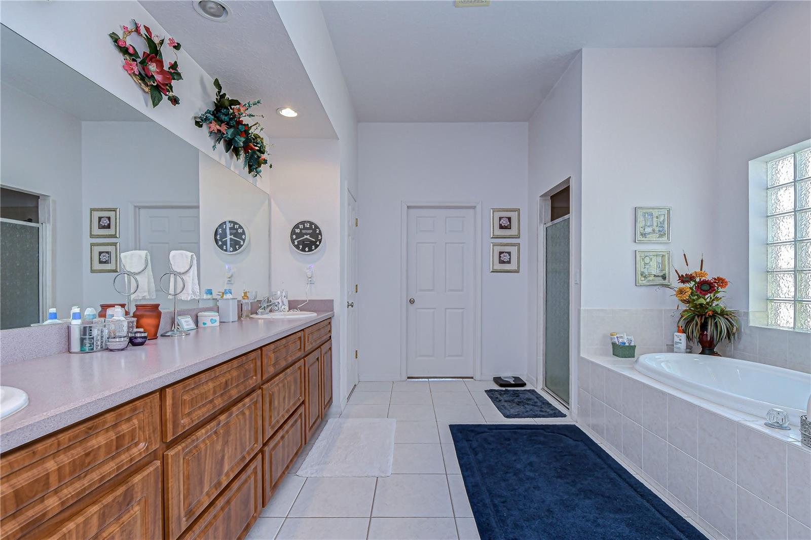 Second primary en-suite bath with dual sinks, garden tub and separate shower!