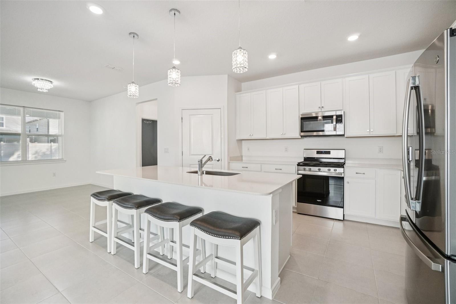 OVERSIZE KITCHEN ISLAND ADDS ADDITIONAL EATING SPACE AT COUNTER