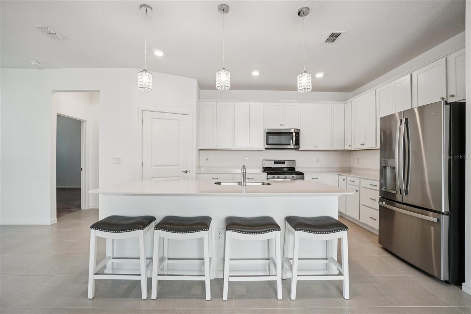 OVERSIZE KITCHEN ISLAND ADDS ADDITIONAL EATING SPACE AT COUNTER