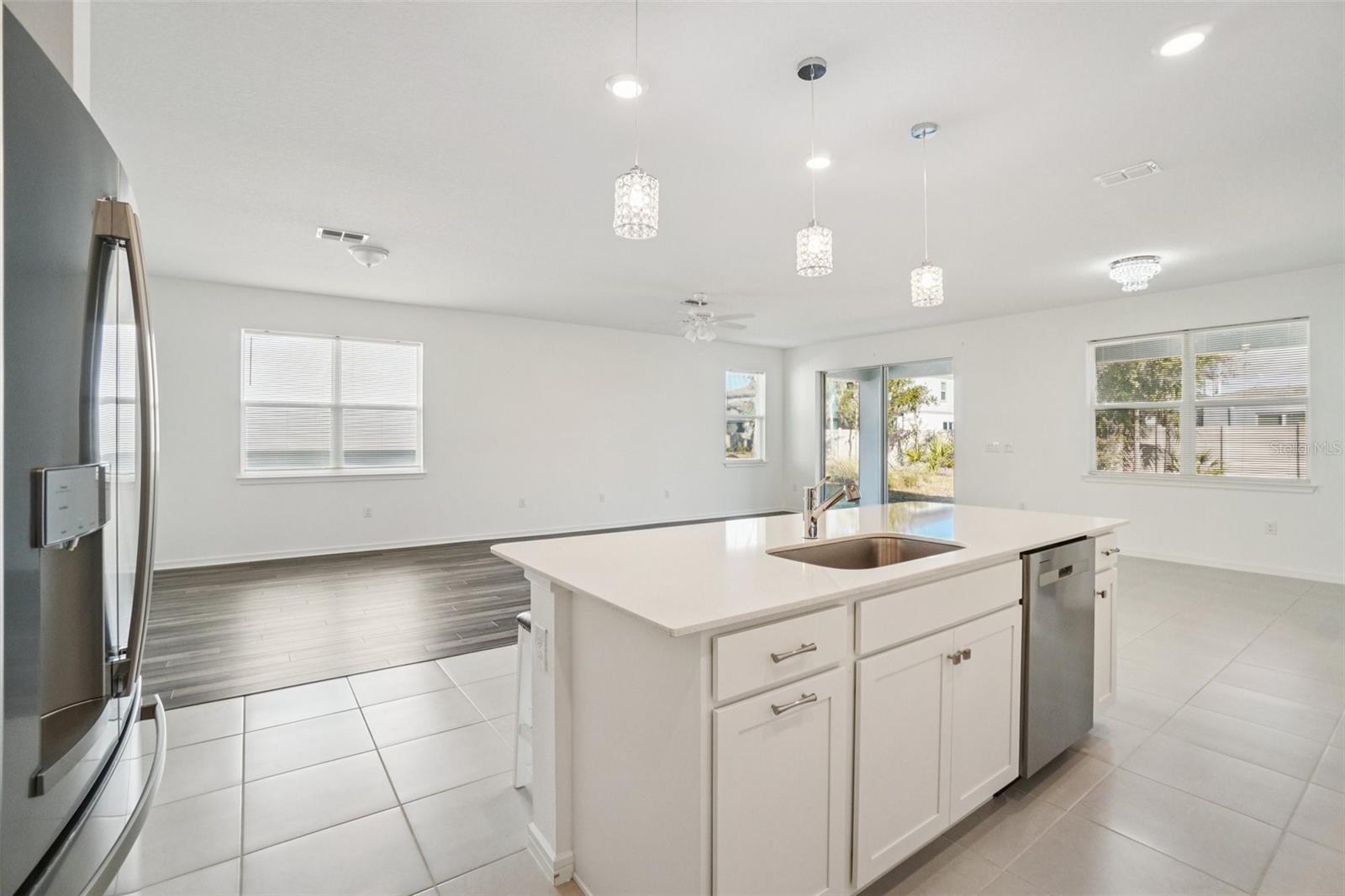 BEAUTIFUL ISLNAD PENDANT LIGHTING