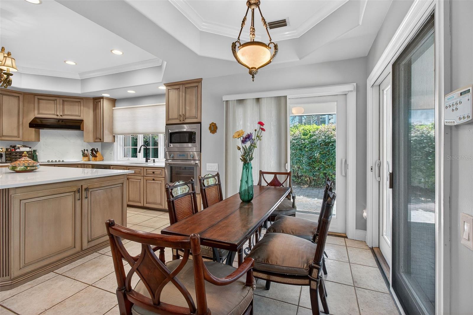 Deluxe Chef's Kitchen & Breakfast Nook