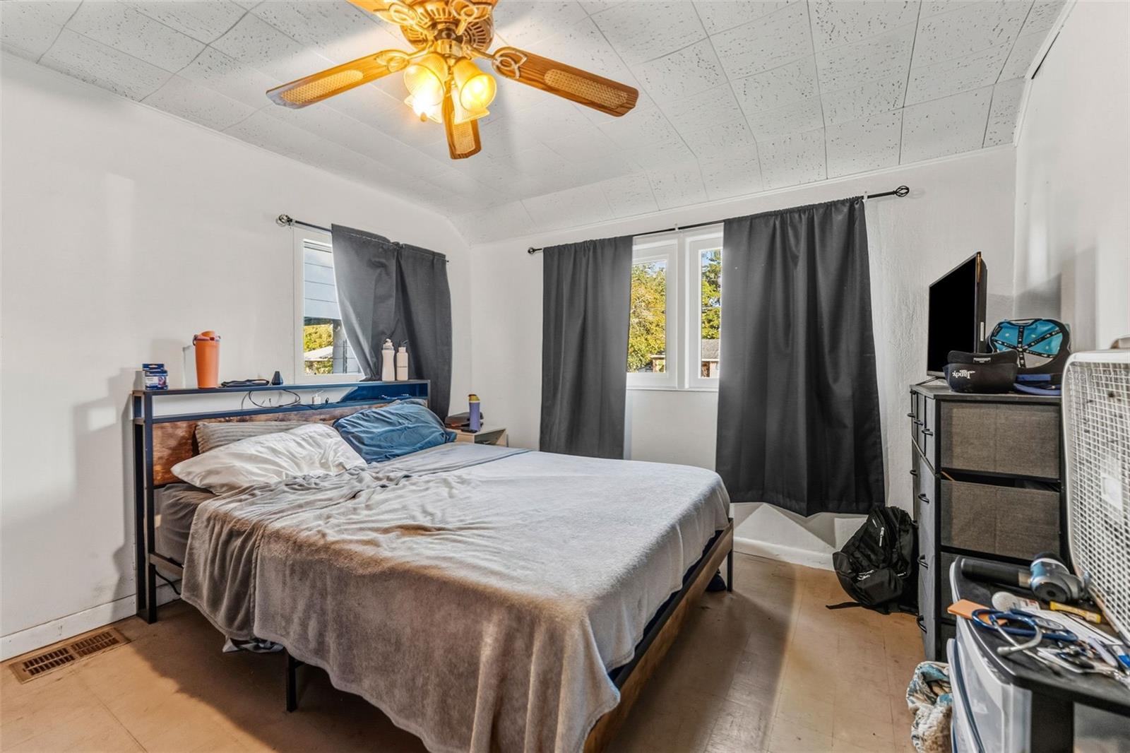 Main house bedroom 2