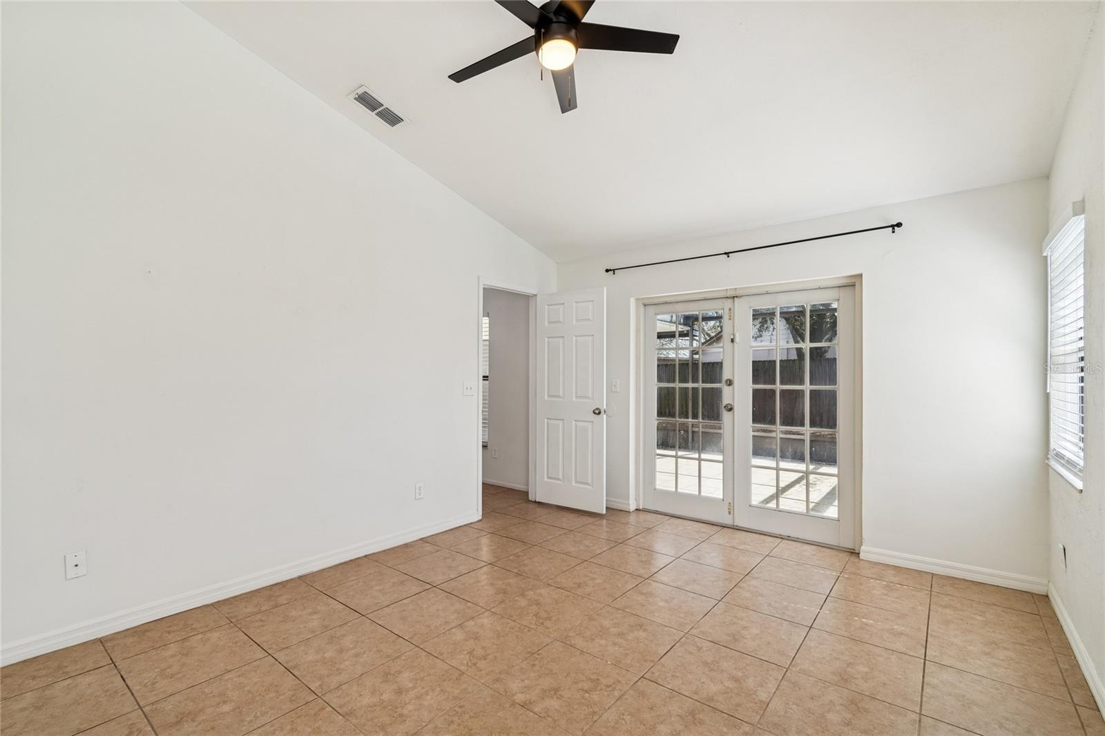 SLIDER FROM SUITE TO OUTDOOR LIVING