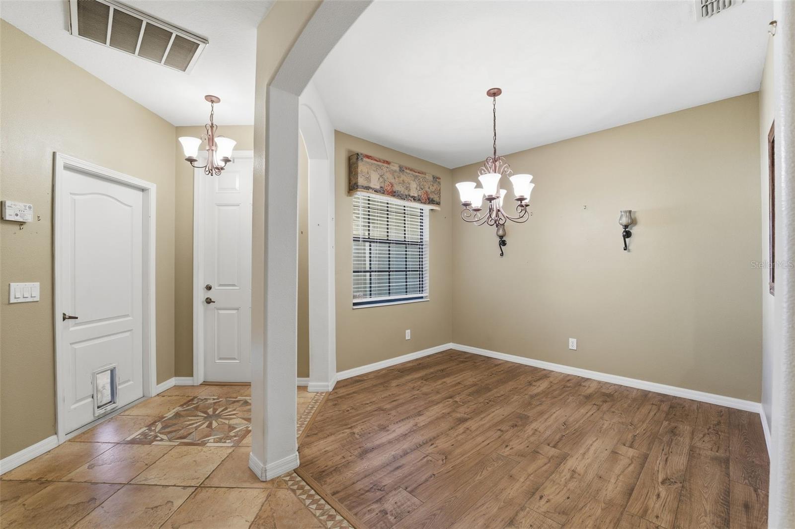 Foyer/Dining