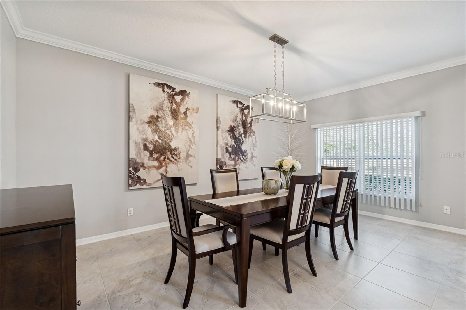 Flex space - dining, home office or playroom