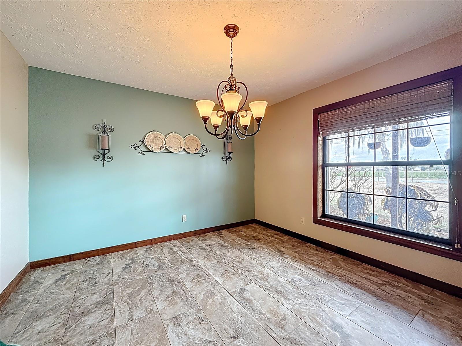 Formal dining room 11'4"x11'9"