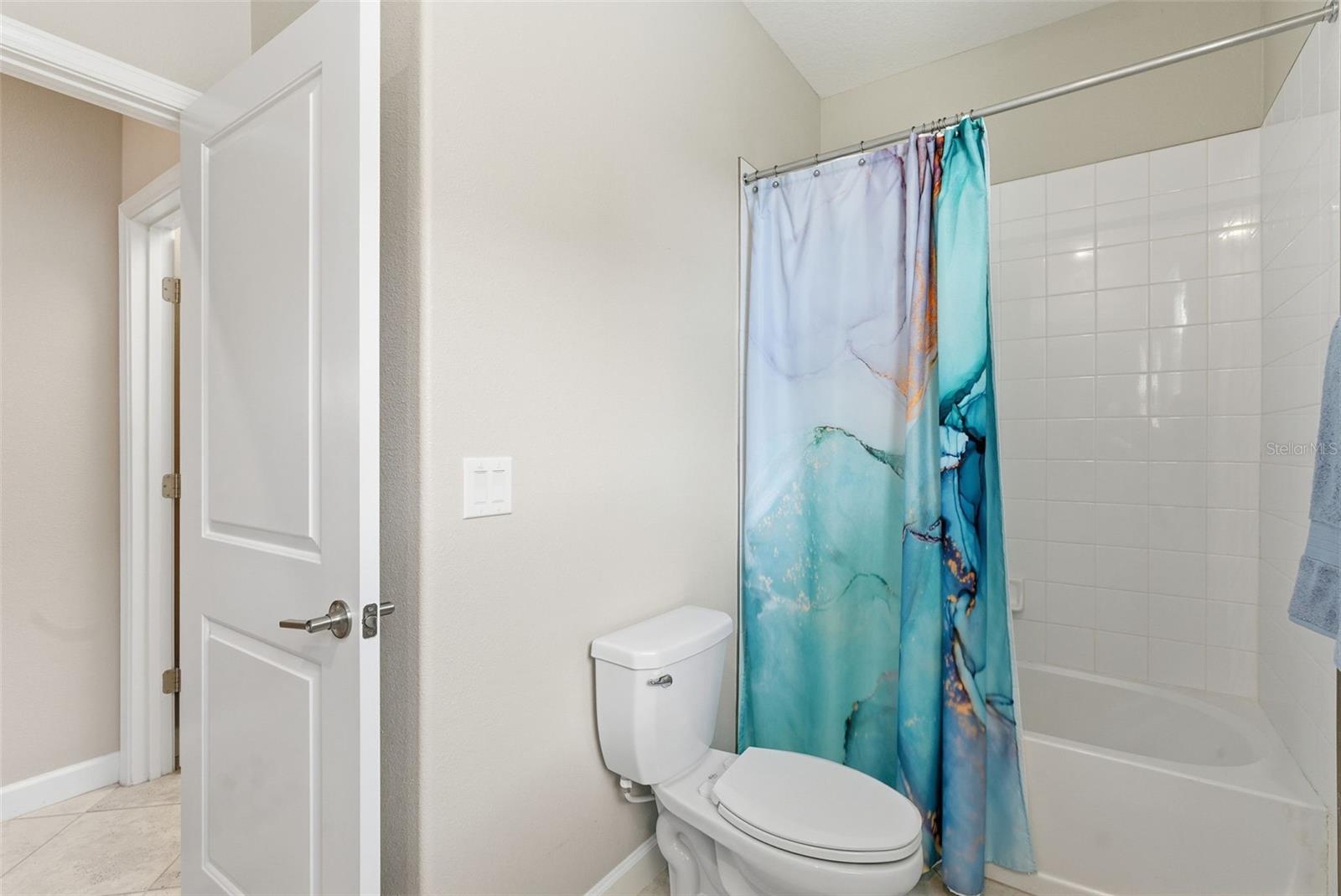 Main floor full bathroom