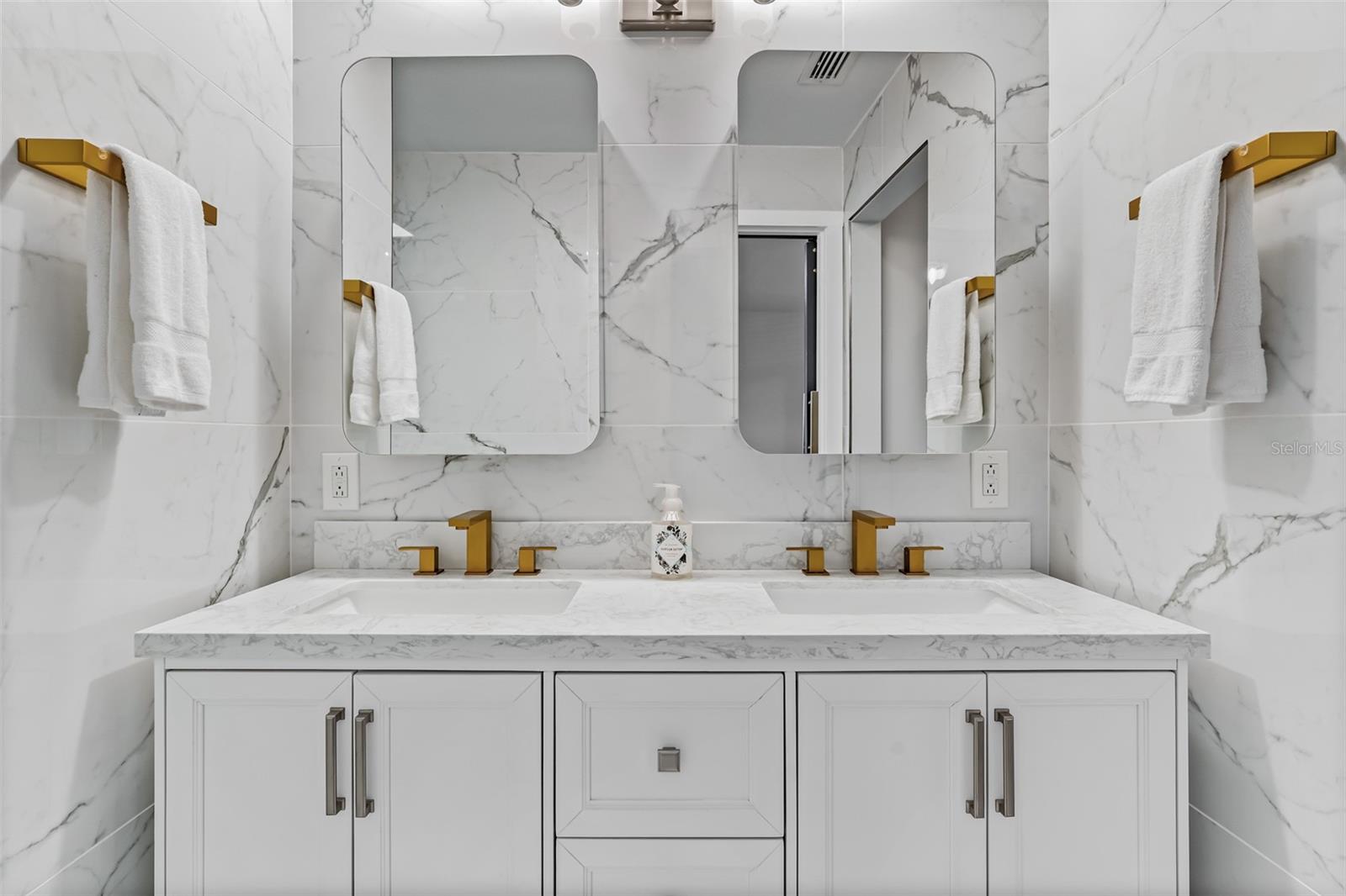 Primary En-Suite Bathroom