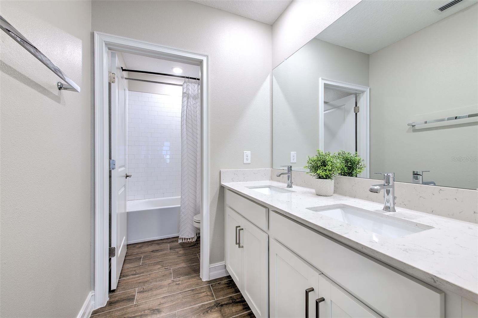 Upstairs Full Hallway Bathroom