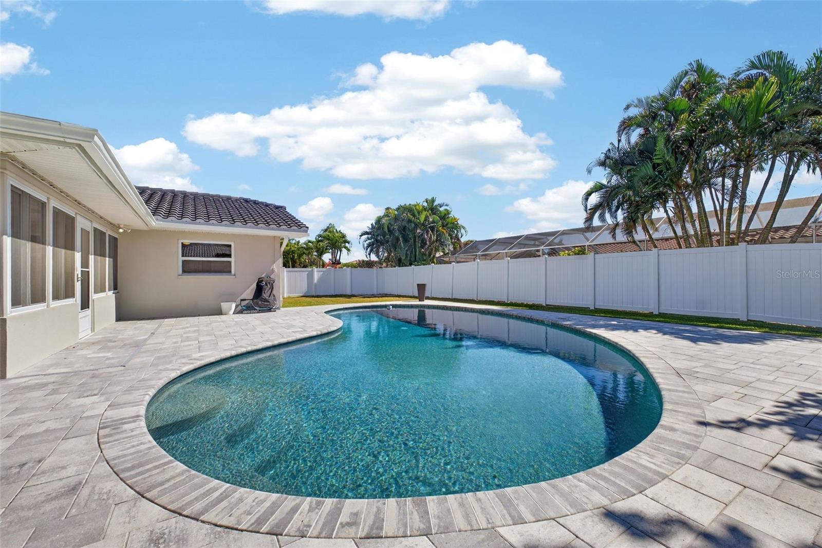 Gorgeous pool - very inviting and relaxing.