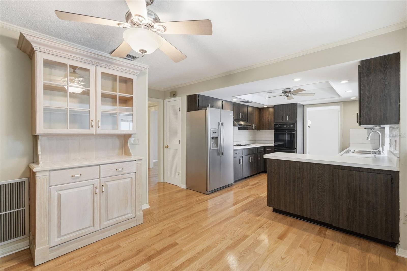 Kitchen/Dinette ,,, This Piece of Furniture can easily be removed.