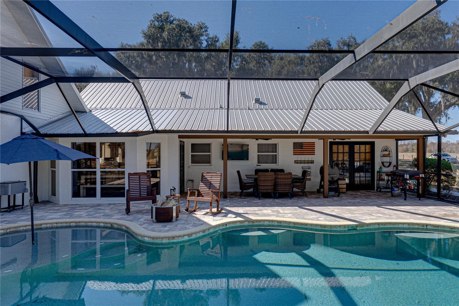 Large Screeend in pool