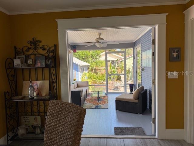 entry to screened in porch