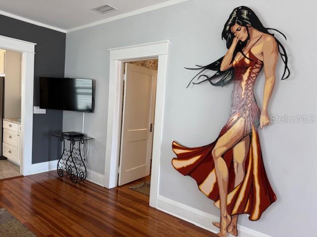 entry to the other bedrooms & bath