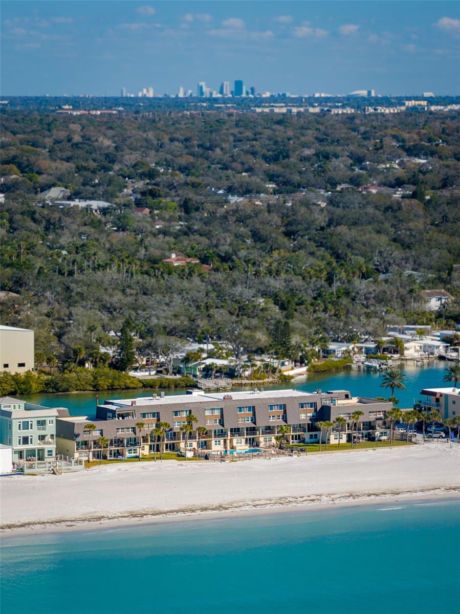 The Fiddler is located only 30 minutes to St Pete and 45 minutes to Tampa.