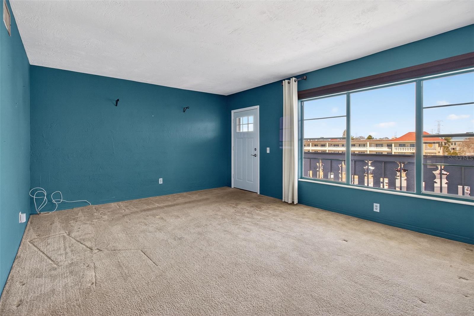 Living room/dining area