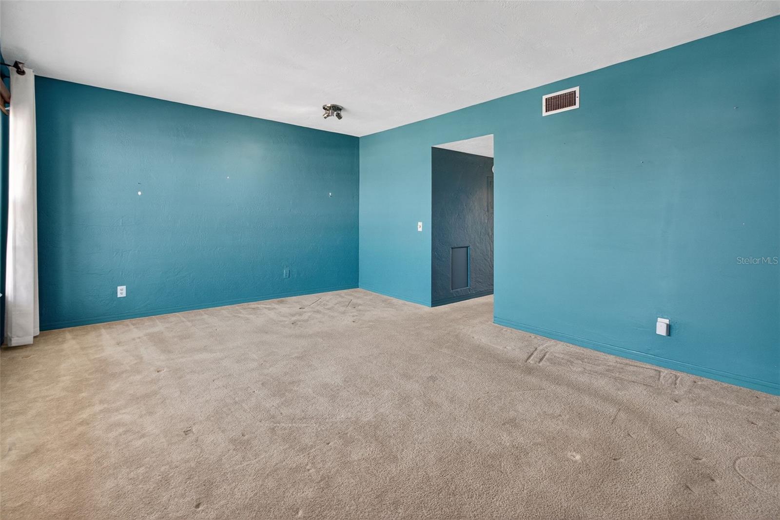 Living room/dining area