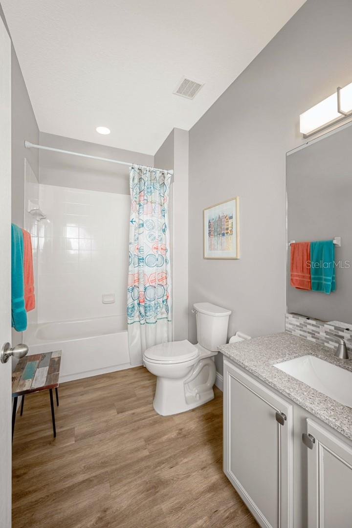 2nd full bathroom w/ tub/ shower combo