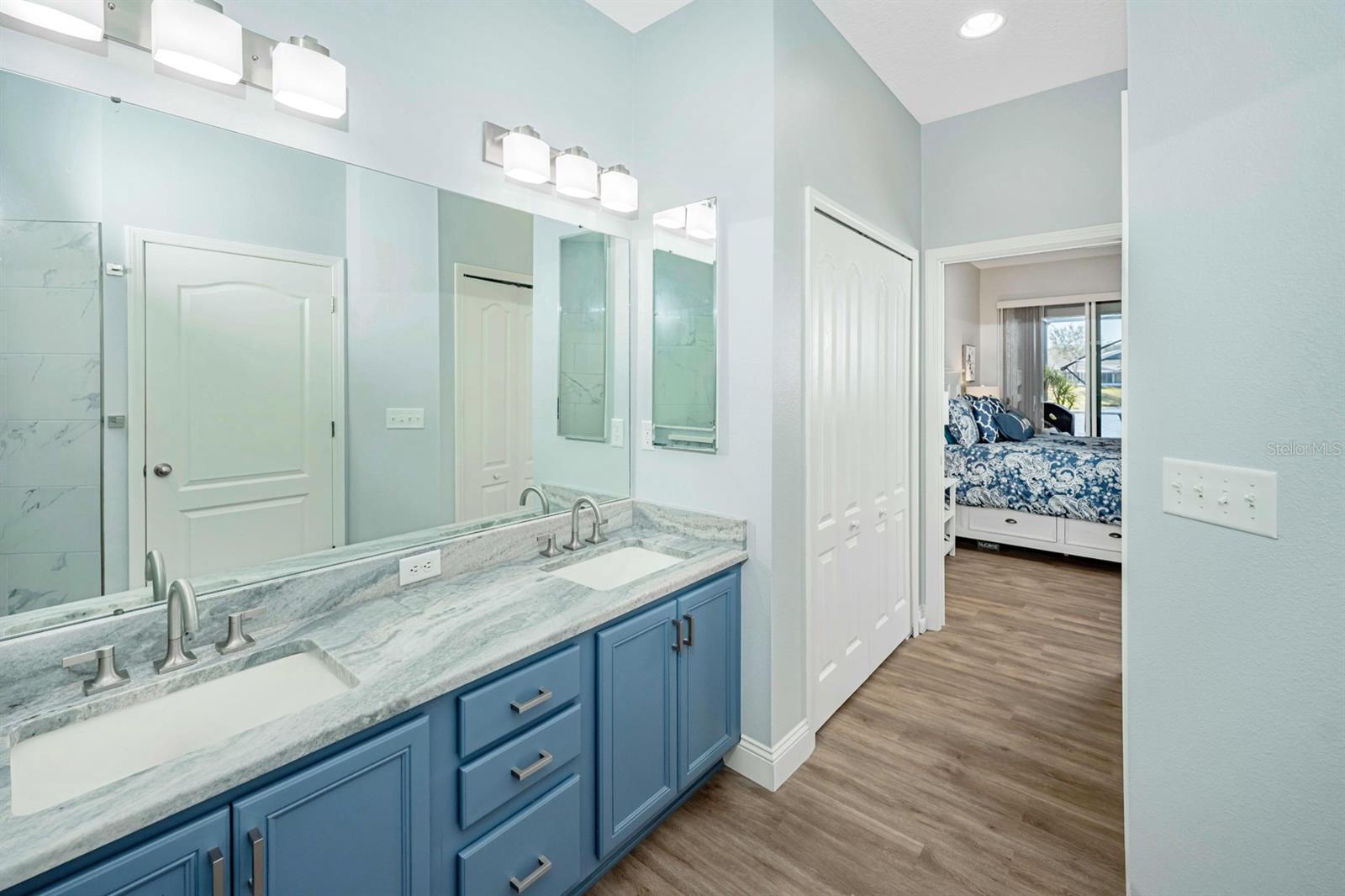 Primary en-suite with dual sinks