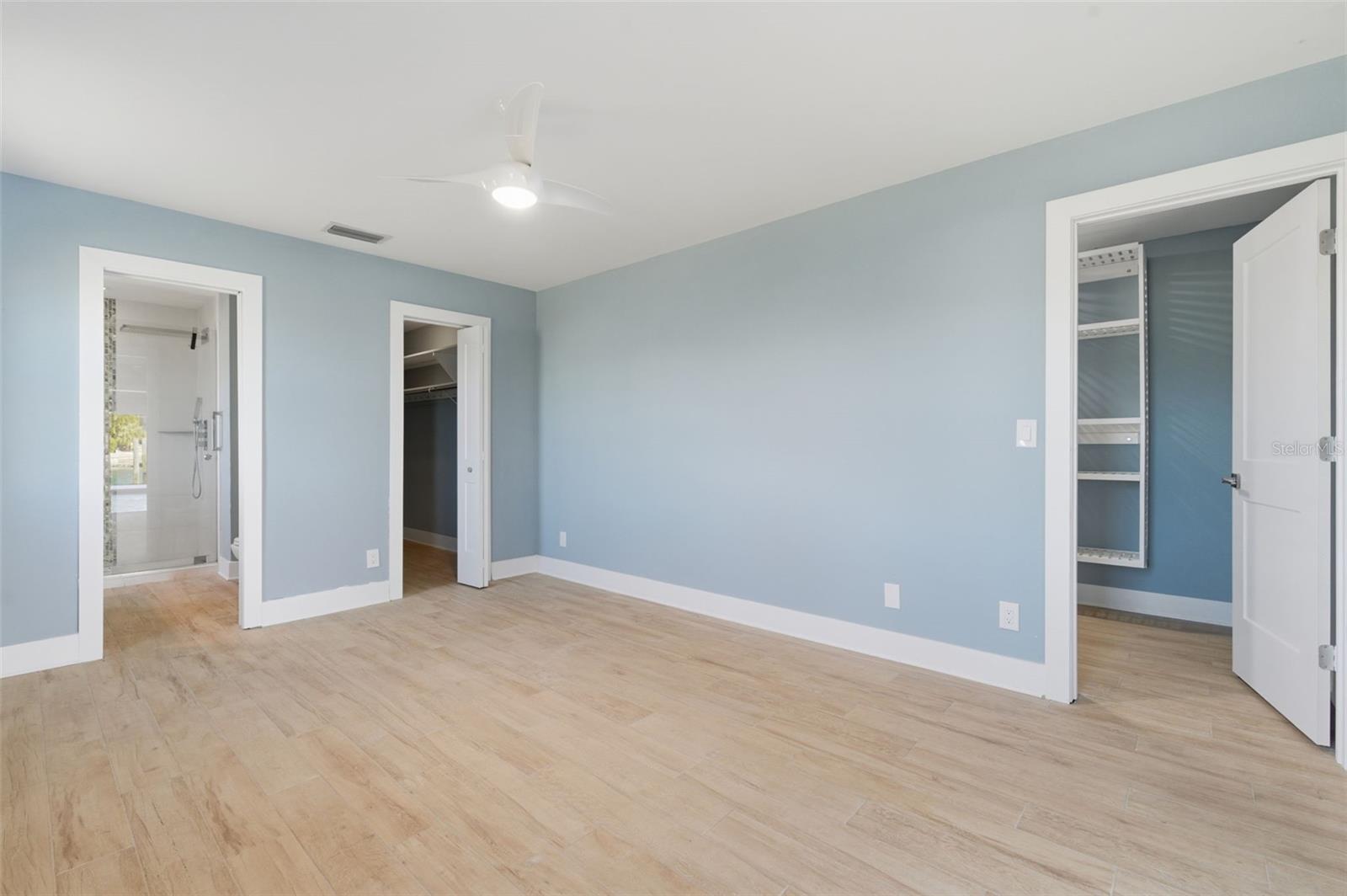 Primary bedroom with En suite bathroom and  2 closets