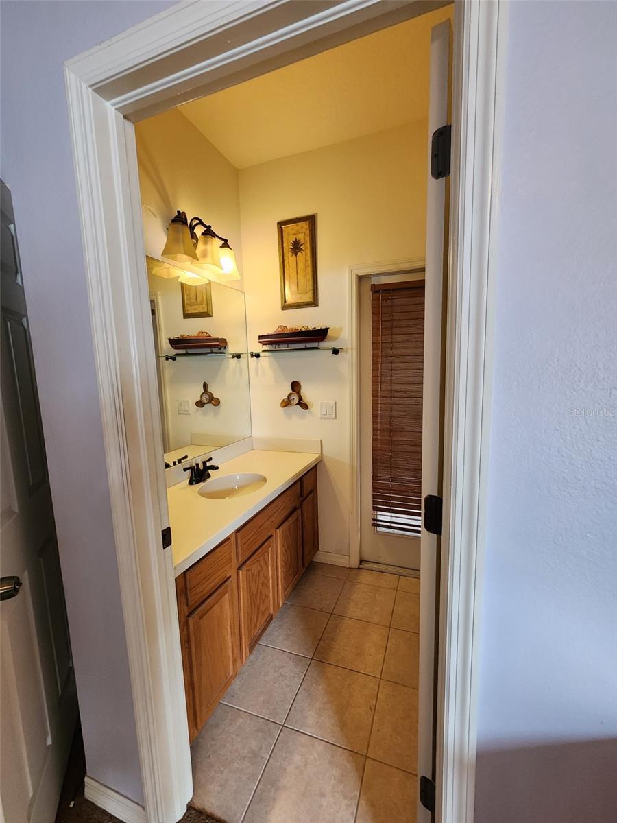 2nd Suit Bathroom w exterior exit