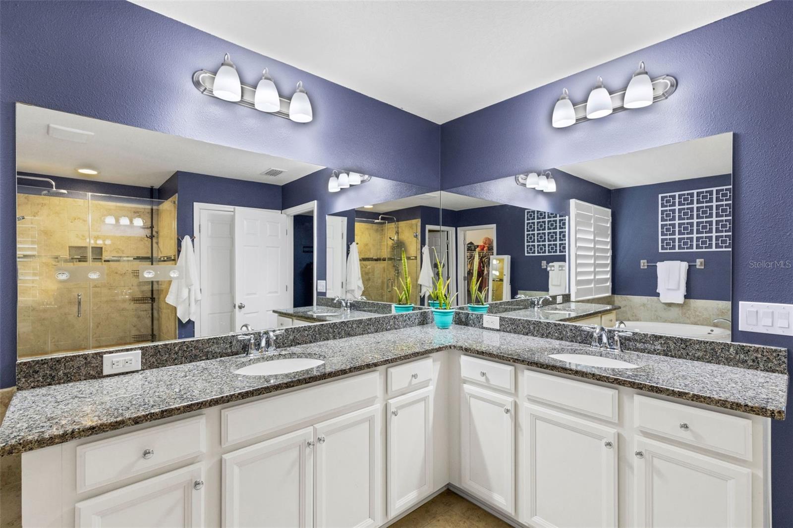 En suite primary bath