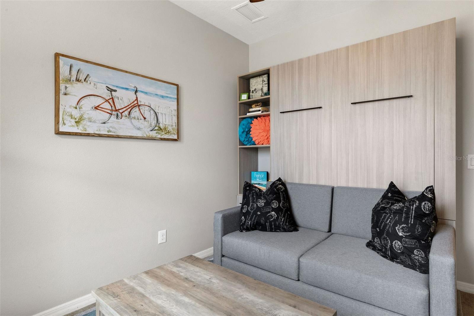 1st floor Bedroom / office with en suite bathroom & Oasis views