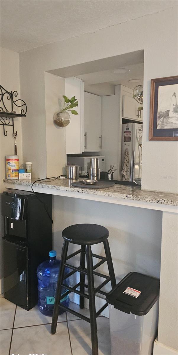 Pass thru opening & seating in the dining/Florida room.