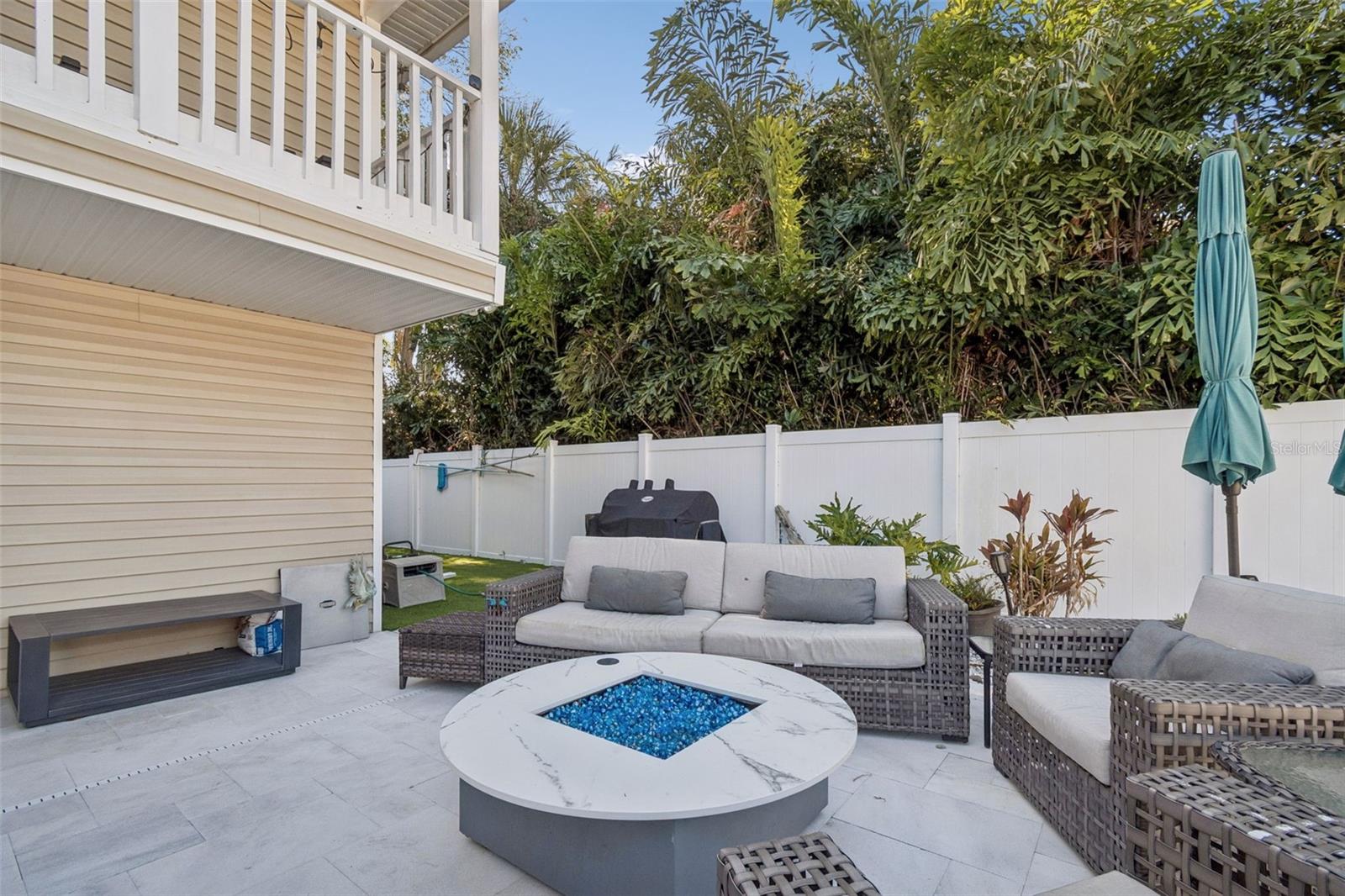 Natural gas fireplace