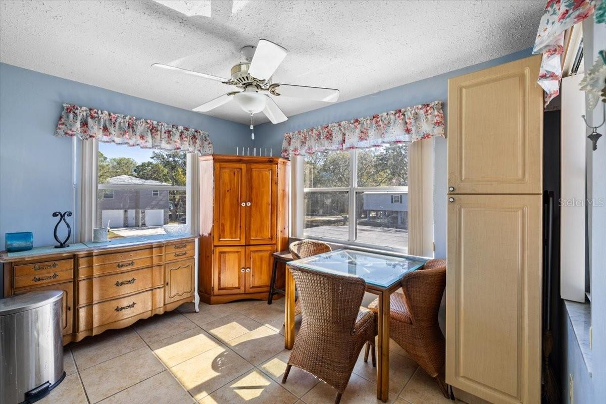 Kitchen seating area