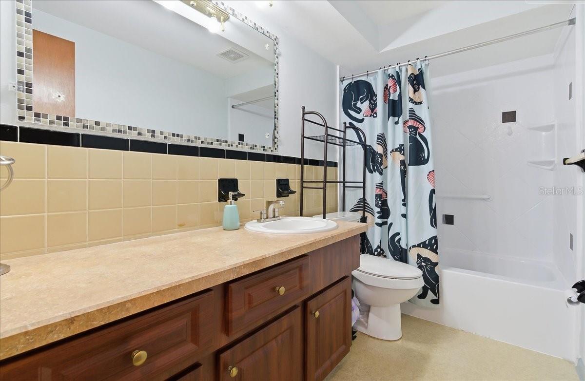 Full Bathroom with Tub