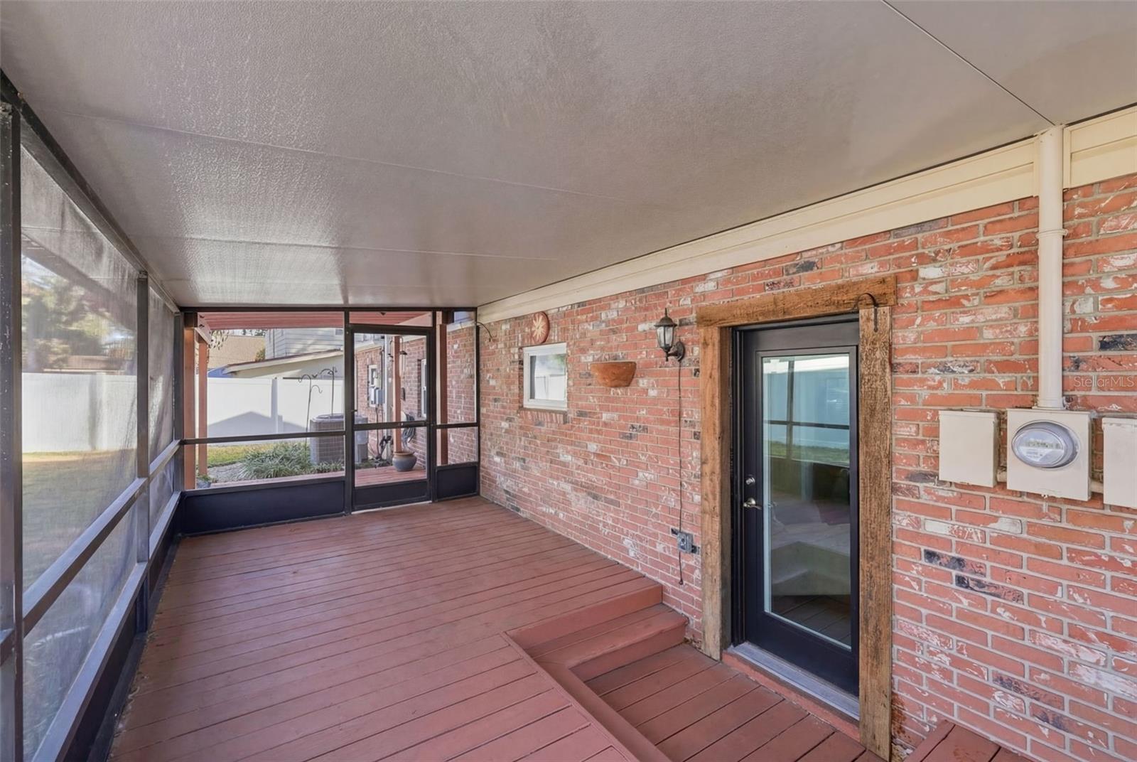 Screened patio w/back door