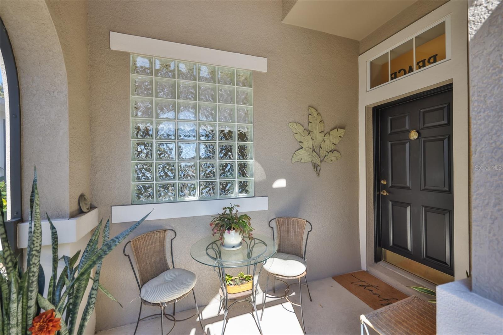 Front screened lanai, perfect for a morning tea, or secure area for packages.