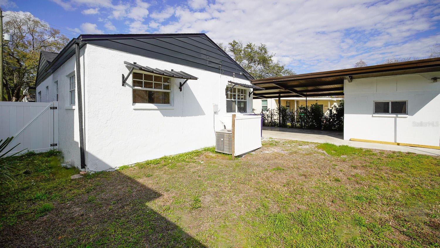 Property has a doble gate from and to alley access for added privacy