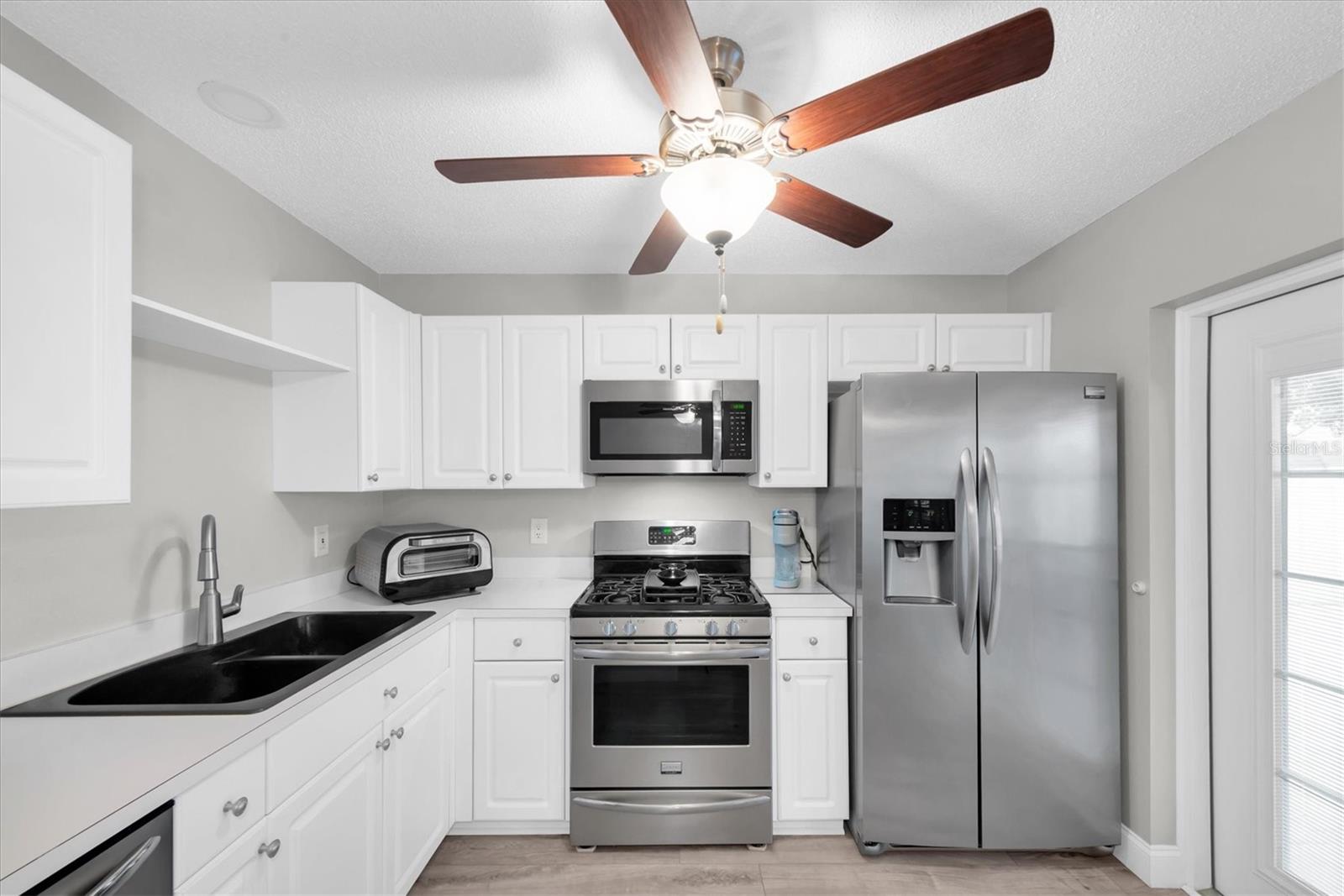 The kitchen has a gas cooktop & a convection oven.