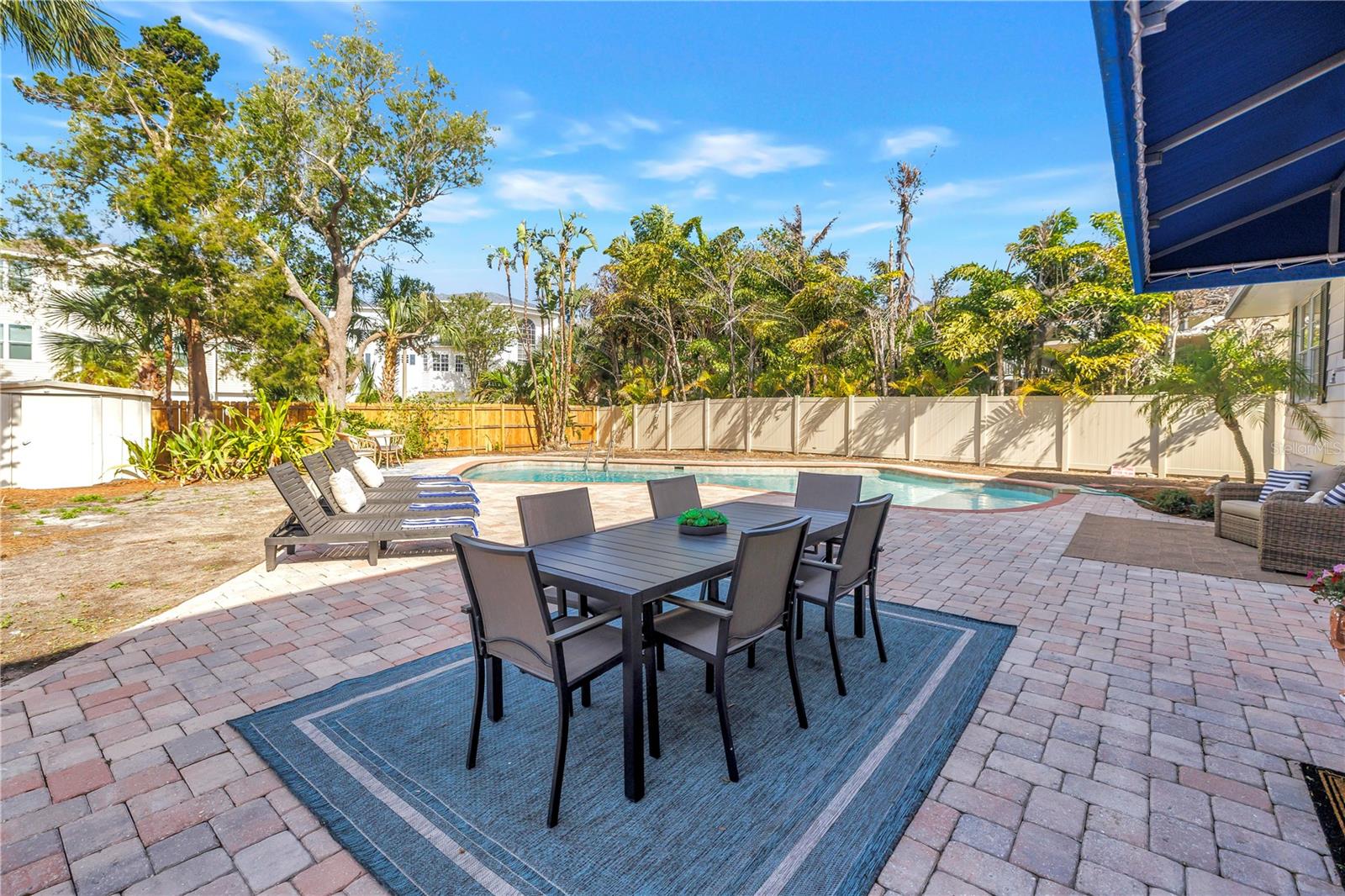 An oversized backyard prime for entertaining