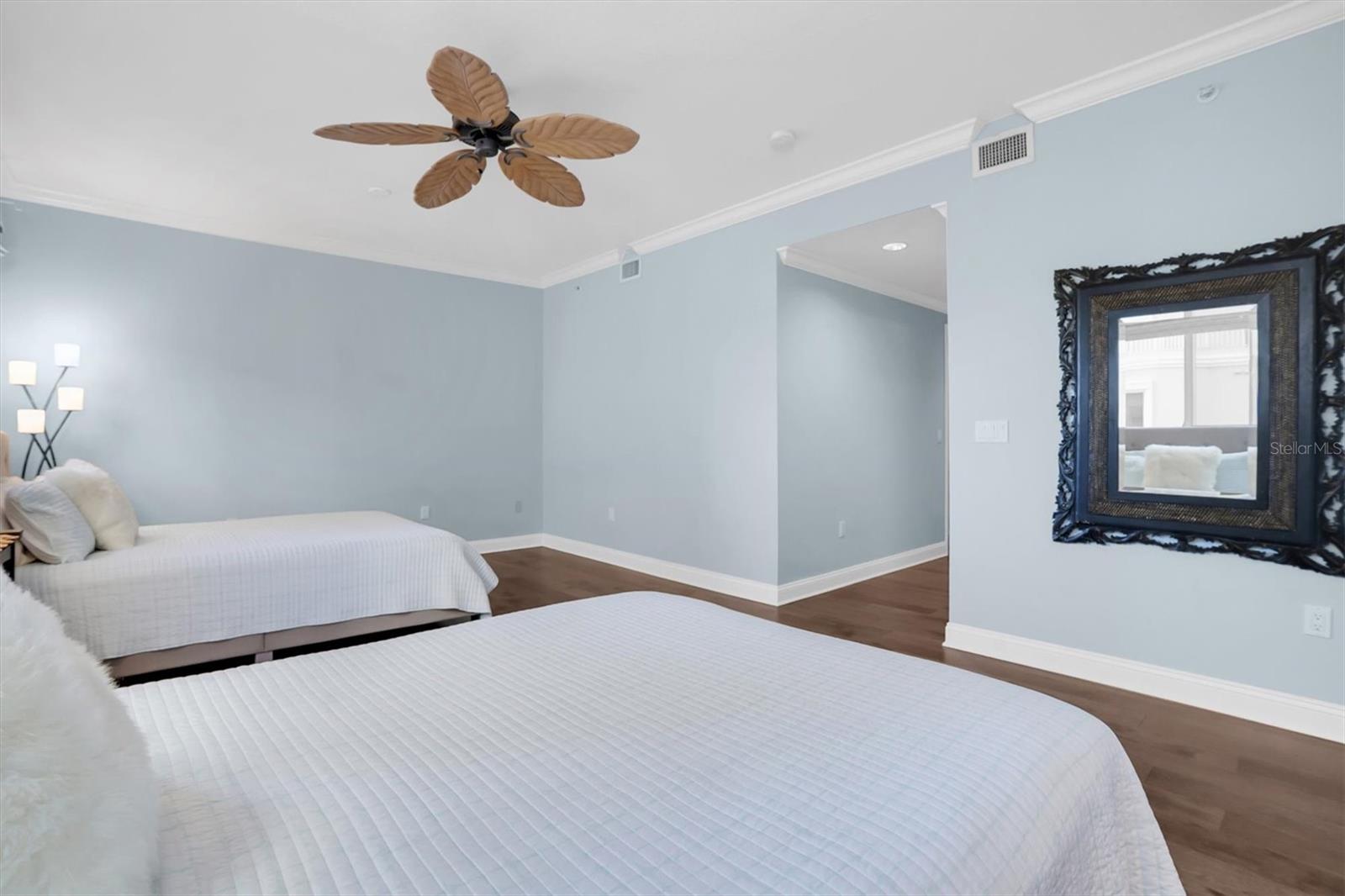 2nd bedroom with 2 Queen beds!